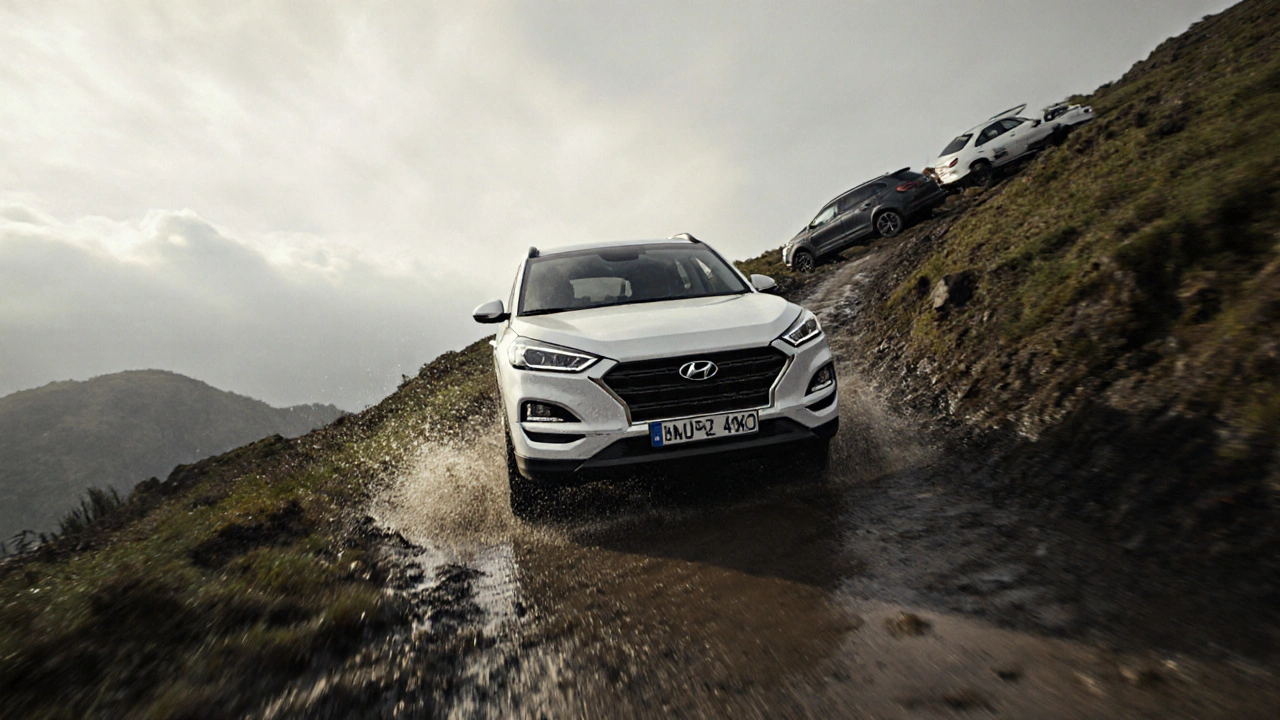 Hyundai Tucson 4x4 jede po bahnozametané horské cestě.