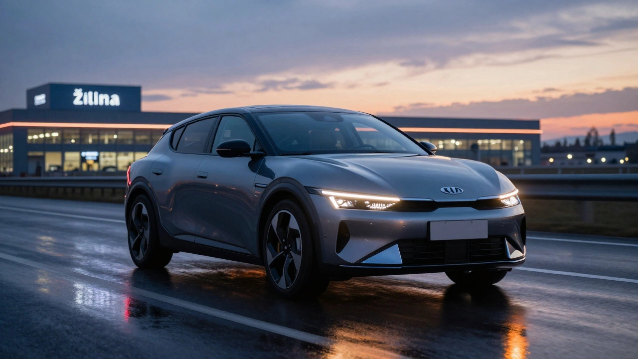 Kia EV6 stojí na slovenské dálnici při soumraku s odrazem v mokré silnici.